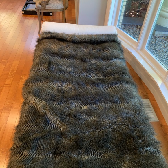 Beautiful Grey Modern Bella Luca Raccoon Fur Accent Fine Lien blanket - Picture 4 of 11